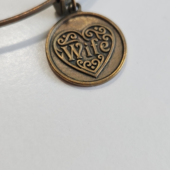 Chic Bronze Bracelet with "Wife" Heart Charm - Picture 3 of 3